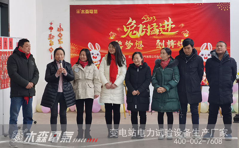 虎年喜結(jié)豐收果，兔歲欣開幸福花